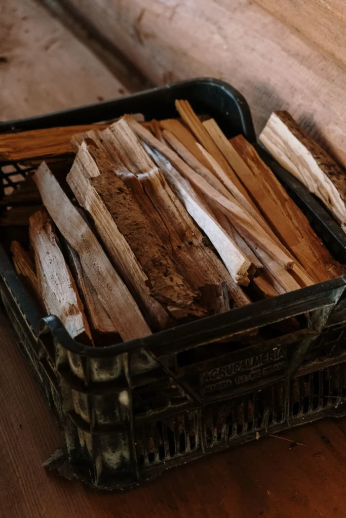 Bois d’allumage rangé dans une caisse