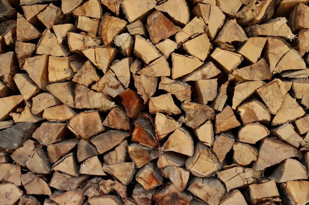 Bûches de feuillus fendues et empilées