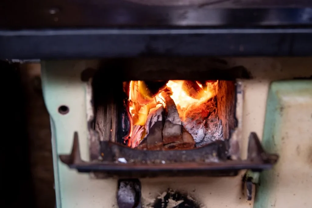 Feu de bûches dans un poêle en fonte