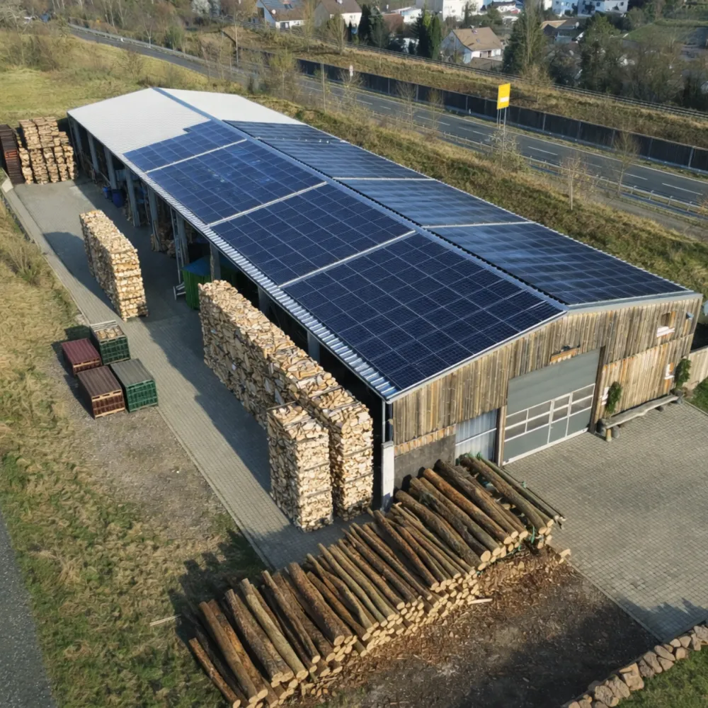Vue aérienne d’un hangar de stockage du bois