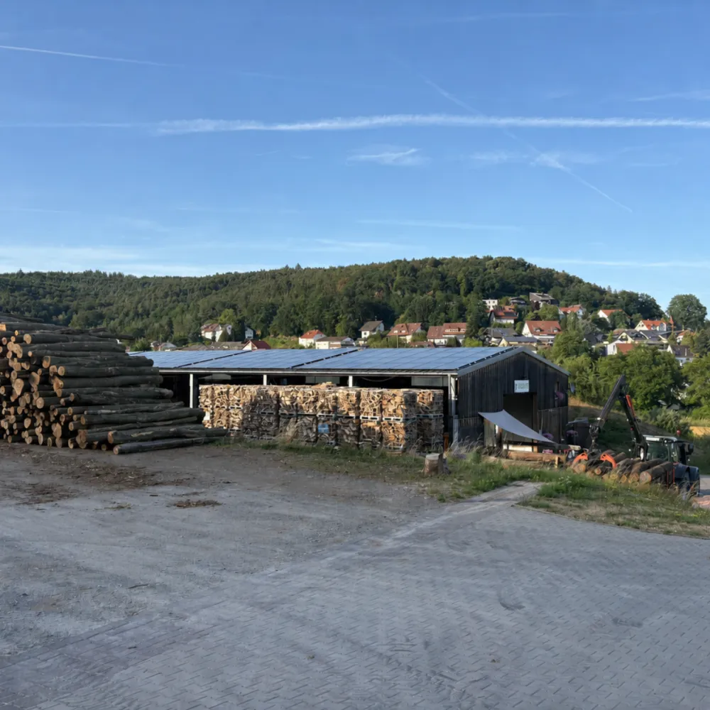 Aire de stockage du bois devant le hangar