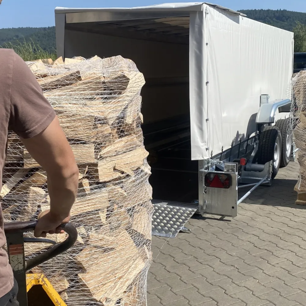 Chargement d’une palette de bûches dans un camion